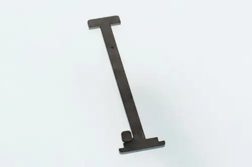 Dunkles Metallteil mit einer langen, flachen Form und einer seitlichen Aussparung, hergestellt von Bosch.
